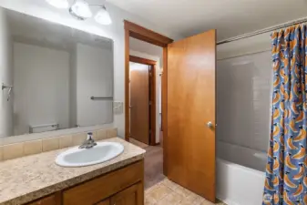 Full hall bath