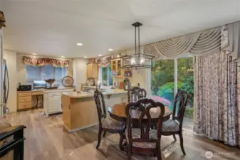 Dining to kitchen