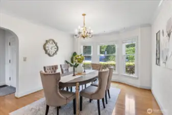 Large dining w/ original light fixture