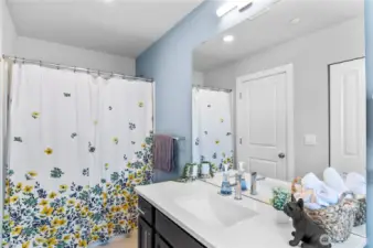 Hallway Full bath with Tub/Shower combo and large closet