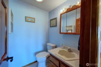 Upper floor 1/2 bath