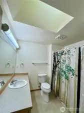Hallways bath with skylight