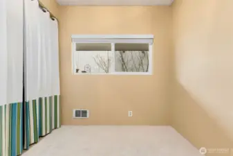 Second bedroom unstaged.