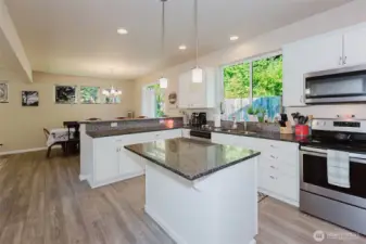 Spacious Kitchen w/ Granite countertops