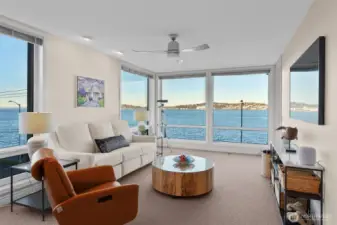 The living room is an ideal space for entertaining, where you can enjoy the constant parade of ferries, cruise ships, eagles and SeaLife passing by.