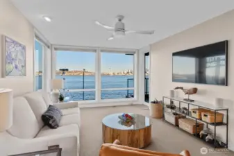 The city view is stunning, day or night! Enjoy the 180-degree views with the Cascades to the right and the Olympics to the left and Elliot Bay staring you in the face. New Year's Eve and 4th of July fireworks from the comfort of your own home, does it get any better?