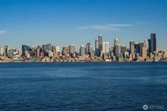 Enjoy a picture-perfect view of Seattle from this stunning end-unit condo. With floor-to-ceiling windows and an open layout, you can take in the city skyline, sparkling waters, and iconic landmarks from the comfort of your own home.