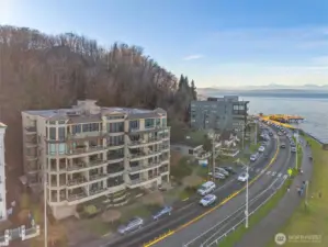 A short stroll takes you to the vibrant array of excellent restaurants and cozy, inviting coffee houses that line the scenic Alki Beach, where you can savor delicious meals and soak in the lively, waterfront atmosphere.