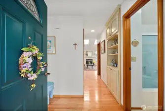 Beautifully kept hardwood floor in the entry and hallway