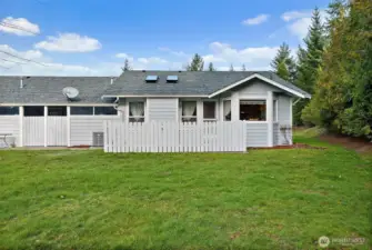 Well maintained backside, roof and sidings are under HOA's responsibility