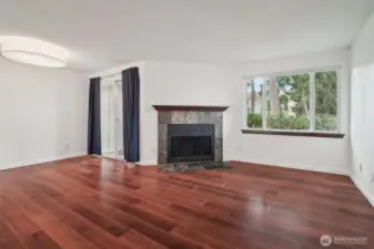 Spacious livingroom/dining area