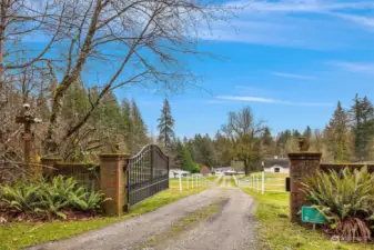 Gated and 15 min from Uptown Gig Harbor, 10 min to the harbor