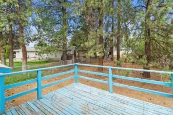 Upper level deck, perfect for entertaining!