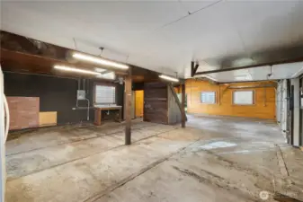 This angle gives you a better idea of the enormous space you have in this garage.