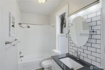 Unit B Full Bathroom/