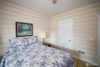 Primary Bedroom w/ Walk in closet.