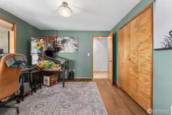Bedroom on 1sy floor as office