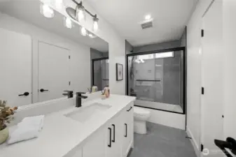 Full bathroom 4