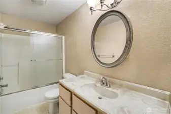 Kids/guest full bath.