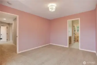 Bedroom with en-suite Full bathroom