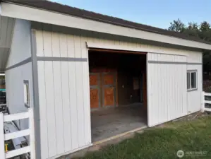 detached barn/shop space
