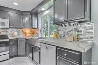 Apron sink