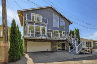 Your very own chalet in the heart of Downtown Arlington!