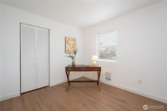 Secondary room, great for a second bedroom for office psace