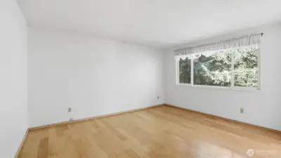 Another view of the primary without the virtual staging.