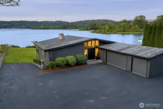 Huge driveway to park 20 cars, RV parking, boat storage, etc