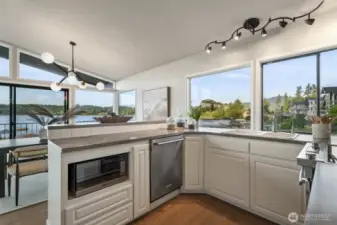 kitchen facing lakeside