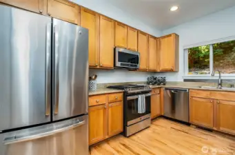 Gas range and plenty of counterspace and storage.