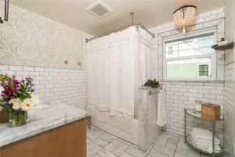 Main house - secondary bath