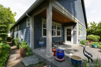 Side yard, maintained by association. Fences ok