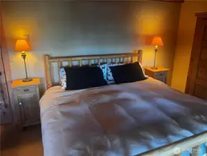 2nd bedroom with Queen