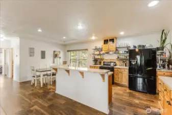 kitchen w/eat bar