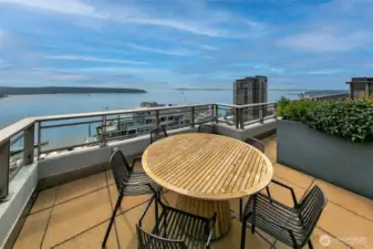 Imagine dinner here with this view!