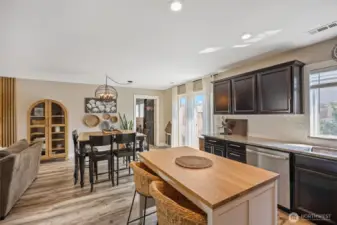 Kitchen w/ eating bar