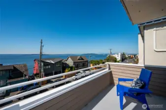 Looking towards the beginning of Alki Beach down the road about 1/2 a mile or less. All walkable!