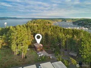 Location marker showing the top-floor condo tucked into the trees, perfectly positioned between the UW Preserve and Friday Harbor Marina, providing tranquil surroundings with convenient access to town amenities.