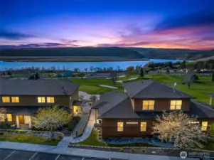 Vast Columbia River, Territorial Views