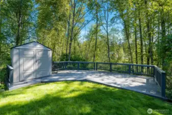 Big entertaining deck w/ outbuilding