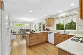 Spacious Kitchen w/pantry