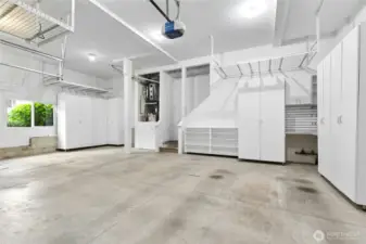 Garage w/tons of storage