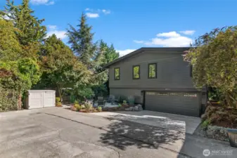 Plenty of parking here ! Enjoy those cooler nights with a outdoor fire setting.