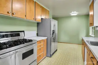 Original kitchen, very well maintained! Stainless appliances, too!