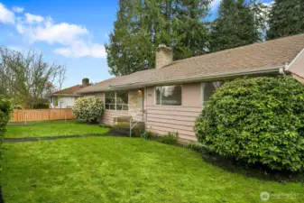 The front yard is fenced, too!