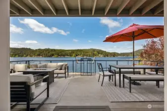 Entertainers DREAM- plenty of space to gather with guests & captivating views of the water!