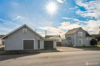 Versatile Shop Building with Multi-Bay Access