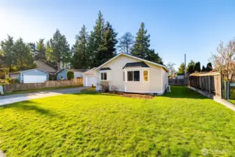 Lots of opportunities for fun landscaping.